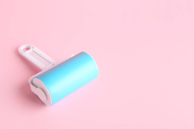 Pembe arka planda tiftik silindiri