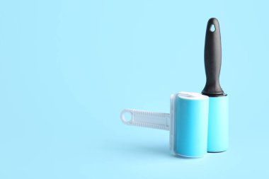 Mavi arkaplanda tiftik silindirleri