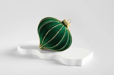 Işık arka planında sıva podyumu olan güzel bir Noel balosu.