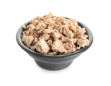 Beyaz arka planda taze maya parçaları olan bir kase.