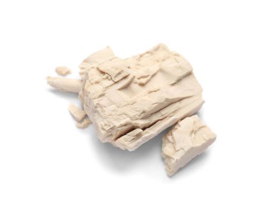 Beyaz arka planda taze maya parçaları