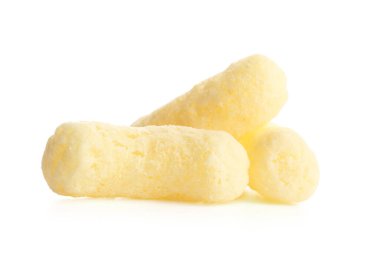 Beyaz arka planda tatlı mısır çubukları