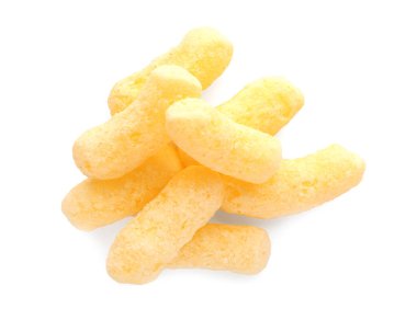 Beyaz arka planda bir yığın mısır çubuğu