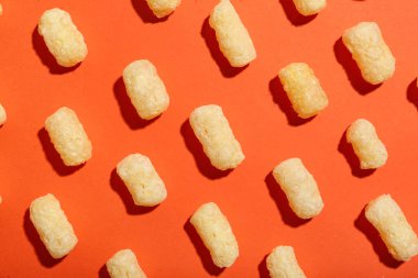 Turuncu arka planda tatlı mısır çubukları