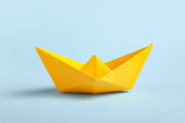 Mavi arka planda sarı kağıt tekne