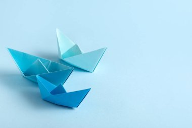 Renkli arka planda mavi kağıt tekneler