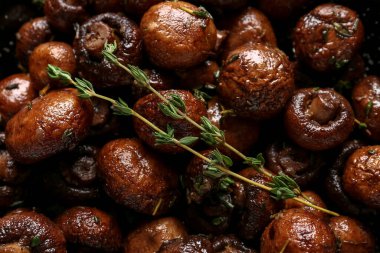 Arka planda kekik olan lezzetli kızarmış mantar dokusu