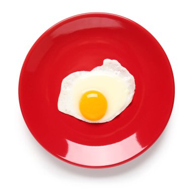 Beyaz arka planda lezzetli sahanda yumurta.