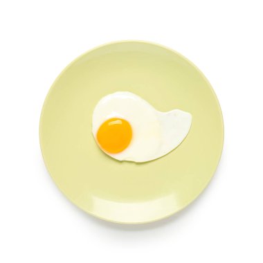 Beyaz arka planda lezzetli sahanda yumurta.