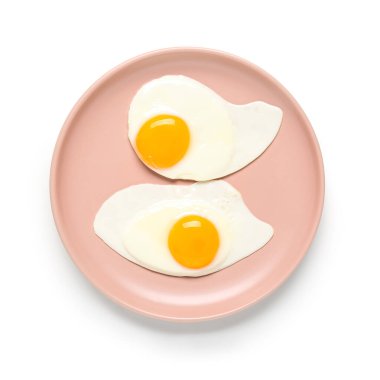 Beyaz arka planda lezzetli kızarmış yumurta tabağı.