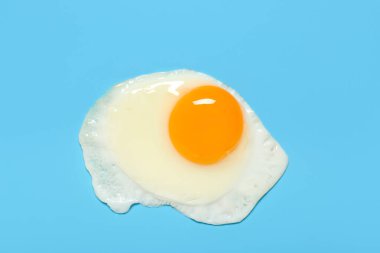 Mavi arka planda leziz kızarmış yumurta.