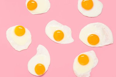 Pembe arka planda leziz kızarmış yumurta.