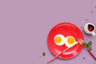 Lezzetli sahanda yumurta ve leylak arkaplanda domates sosu.