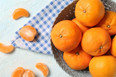 Açık mavi arka planda tatlı mandalinalı kase