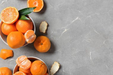 Gri arka planda tatlı mandalinalı kaseler