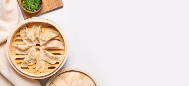 Beyaz arkaplanda lezzetli gyoza ile bambu buharlı vapur metin için yer, üst görünüm