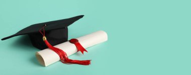 Havan tahtası ve turkuaz arka planda diploma, metin için yer var. Mezuniyet konsepti