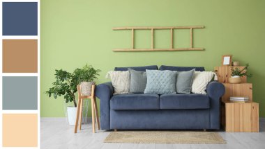 Oturma odasının içinde mavi kanepe, merdiven ve bitkilerle. Farklı renk desenleri