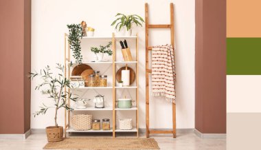 Mutfağın içinde ahşap raf ünitesi, merdiven ve bitkiler. Farklı renk desenleri