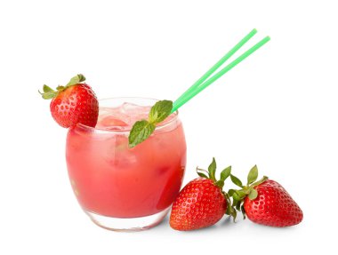 Beyaz arka planda buz küpleriyle bir bardak lezzetli çilekli smoothie.