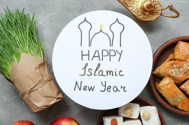 Yeni Yıl, şekerler, Alaaddin lambası ve çimenlerin olduğu metin Mutlu İslami Kart, yakın plan