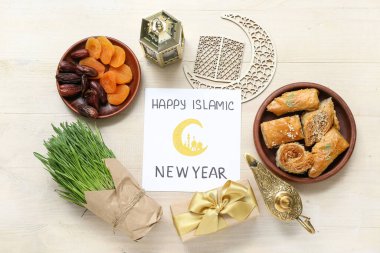 Yazılı kart Mutlu İslami Yeni Yıl, tatlılar, beyaz ahşap arka planda fanatik ve hilal