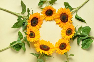 Açık yeşil zemin üzerinde güzel ayçiçeklerinden yapılmış çerçeve