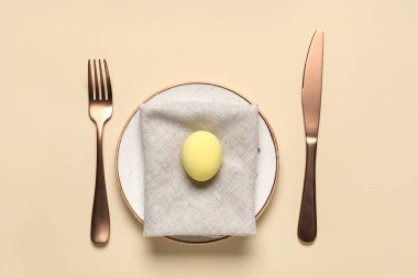 Bej arkaplanlı yumurta eşliğinde Paskalya için güzel bir masa.