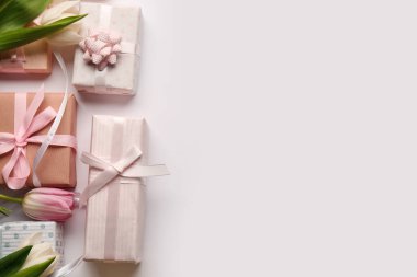 Beyaz arka planda laleleri olan hediye kutuları. Mutlu Kadınlar Günü