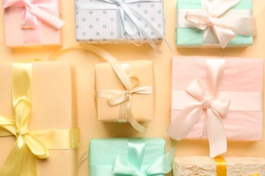 Bej arka planda hediye kutuları. Mutlu Kadınlar Günü