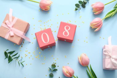 Küp takvimi, tarih 08, güzel lale çiçekleri ve mavi arka planda hediye kutuları. Uluslararası Kadınlar Günü kutlamaları
