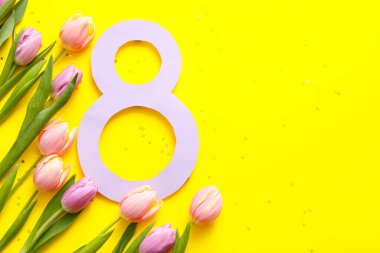 Şekil 8 kağıttan ve sarı arka planda güzel lale çiçeklerinden yapılmıştır. Uluslararası Kadınlar Günü kutlamaları