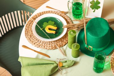 Aziz Patrick Günü için masa ayarı. Dikenli odalar, üst manzara.