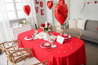 Balonlar, güller ve şaraplarla dolu güzel bir masa. Sevgililer Günü kutlaması