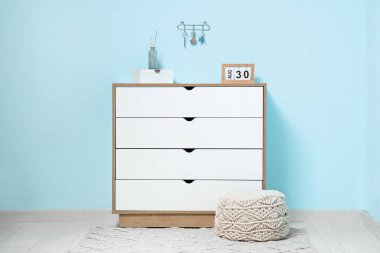 Takvimle klozet, aroma sazlı dağıtıcı ve açık mavi duvarda asılı anahtarlar