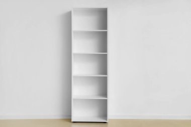 Beyaz duvarın yanında boş raf ünitesi