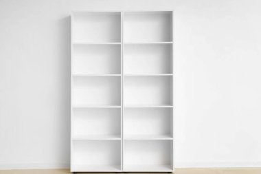 Beyaz duvarın yanında boş raf ünitesi