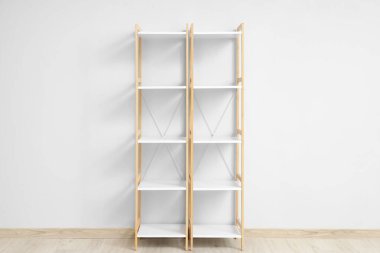 Beyaz duvarın yanında boş raf ünitesi