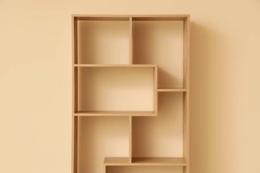Bej arkaplanda boş ahşap raf ünitesi