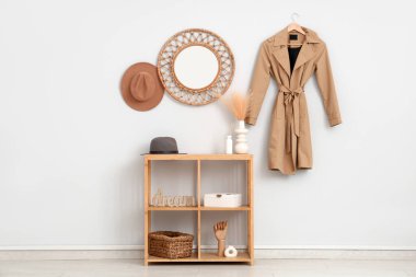 Şık şapkalı, raf üniteli ve aynalı ışık koridorunun içi.