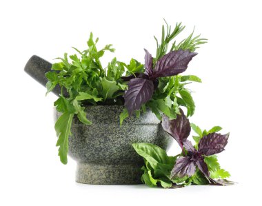 Beyaz arka planda taze otlar ve kabuklu havan topları