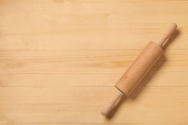 Ahşap zemin üzerinde yuvarlanan iğne