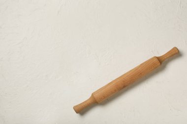 beyaz arkaplan üzerinde rulo pin