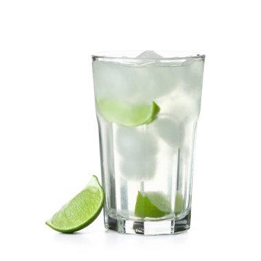 Beyaz arka planda bir bardak limonlu su.