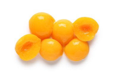 Beyaz arka planda tatlı şeftaliler