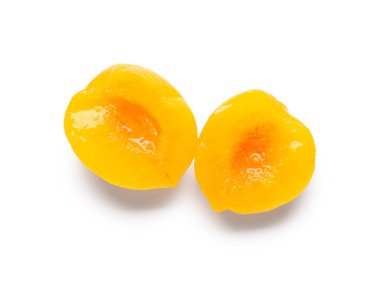 Beyaz arka planda tatlı şeftali konservesi