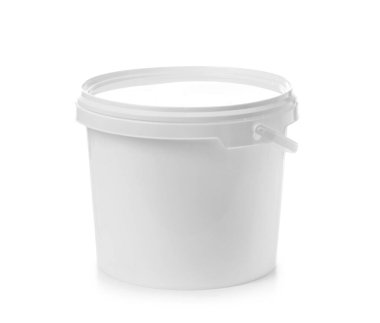 Beyaz arka planda plastik boya kovası