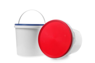 Beyaz arka planda farklı plastik boya kovaları