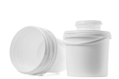 Beyaz arkaplanda plastik boya kovaları