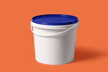 Turuncu arka planda plastik boya kovası